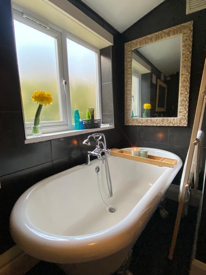 Medway Getaway - 3 Bed Home With Luxury Bathroom Chatham  Ngoại thất bức ảnh