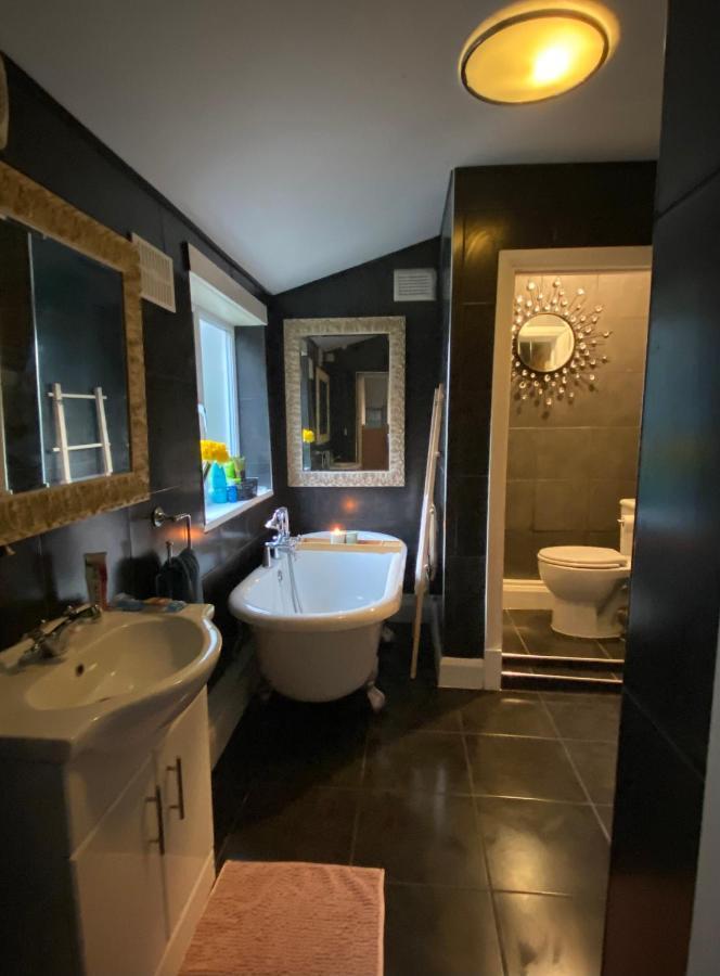 Medway Getaway - 3 Bed Home With Luxury Bathroom Chatham  Ngoại thất bức ảnh